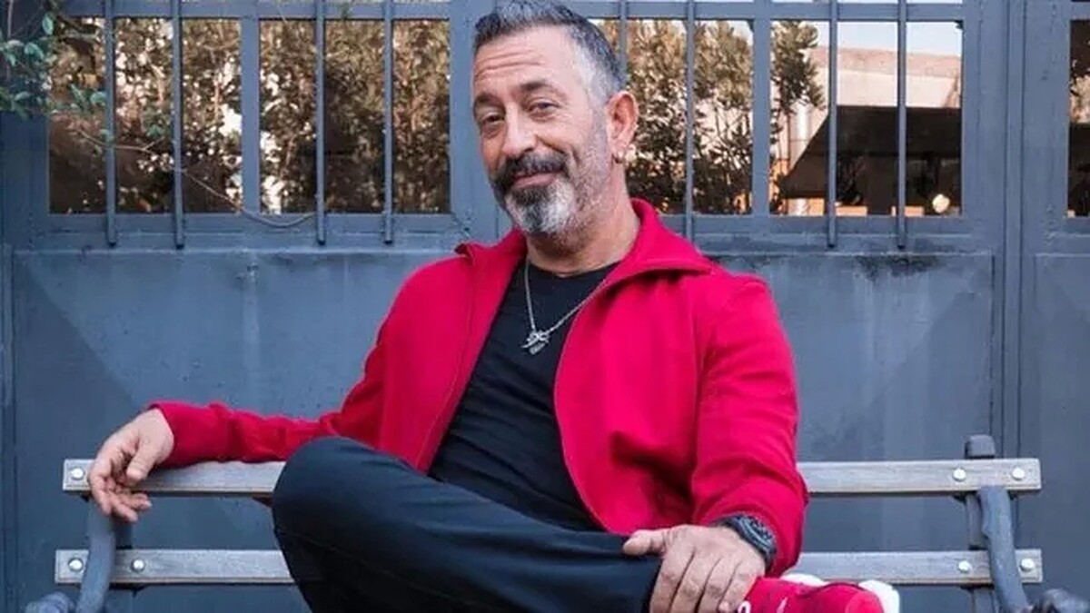 Emekli Olan Cem Yılmaz Maaşını Çekerek Paylaştı