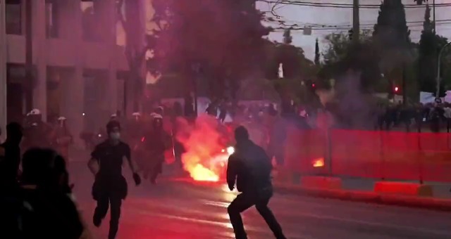 Yunanistan'da Halk Batırılan Göçmen Teknesinin Hesabını Soruyor!