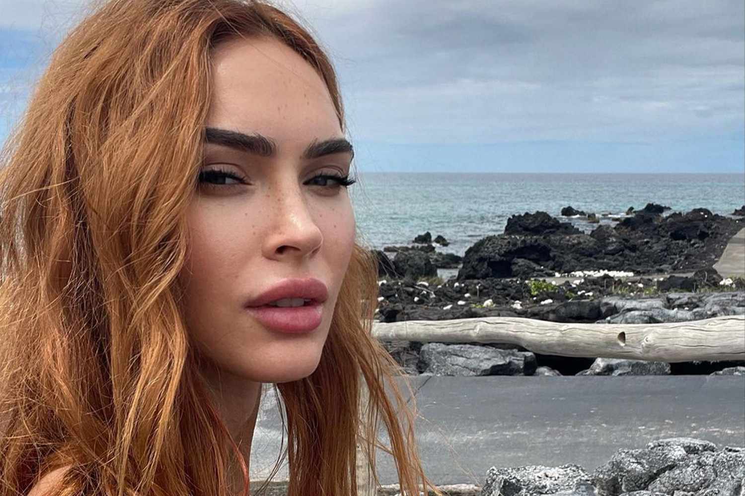 Megan Fox'un Orman Arkadaşı: Minik Bikinisi Ve Ağaç Dalı