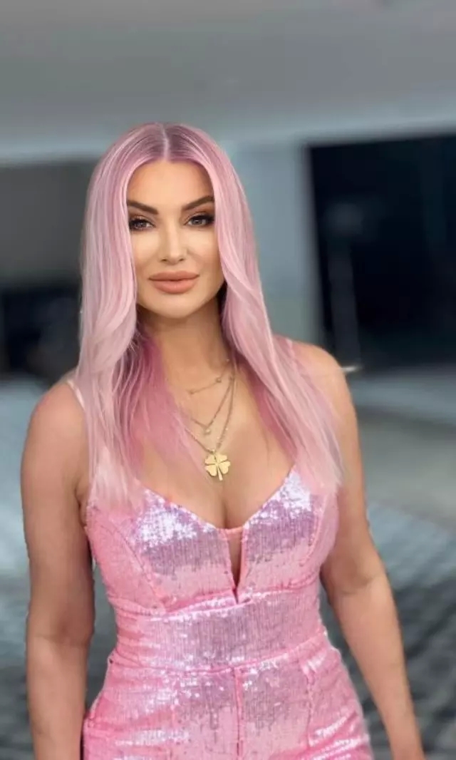 Songül Karlı, Saçlarını Pembeye Boyatarak Barbie Akımına Uydu