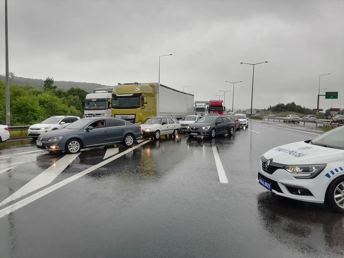 Tem Otoyolu'nda Heyelan! İstanbul Yönü Kapalı