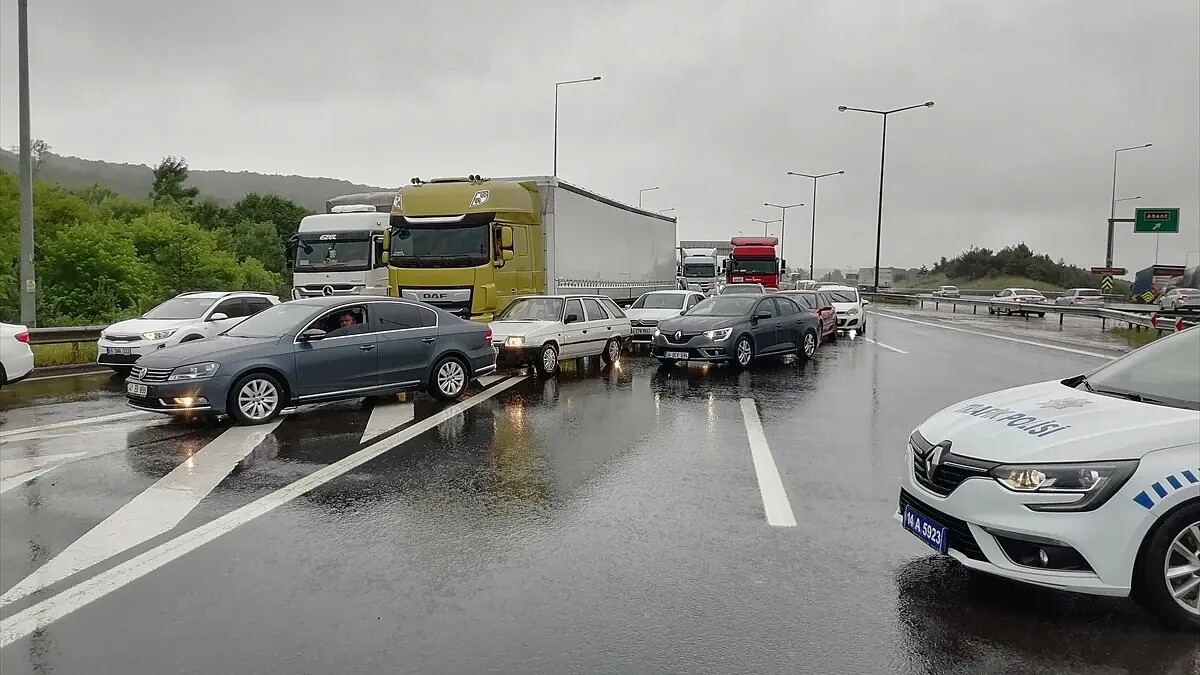 Tem Otoyolu'nda Heyelan! İstanbul Yönü Kapalı