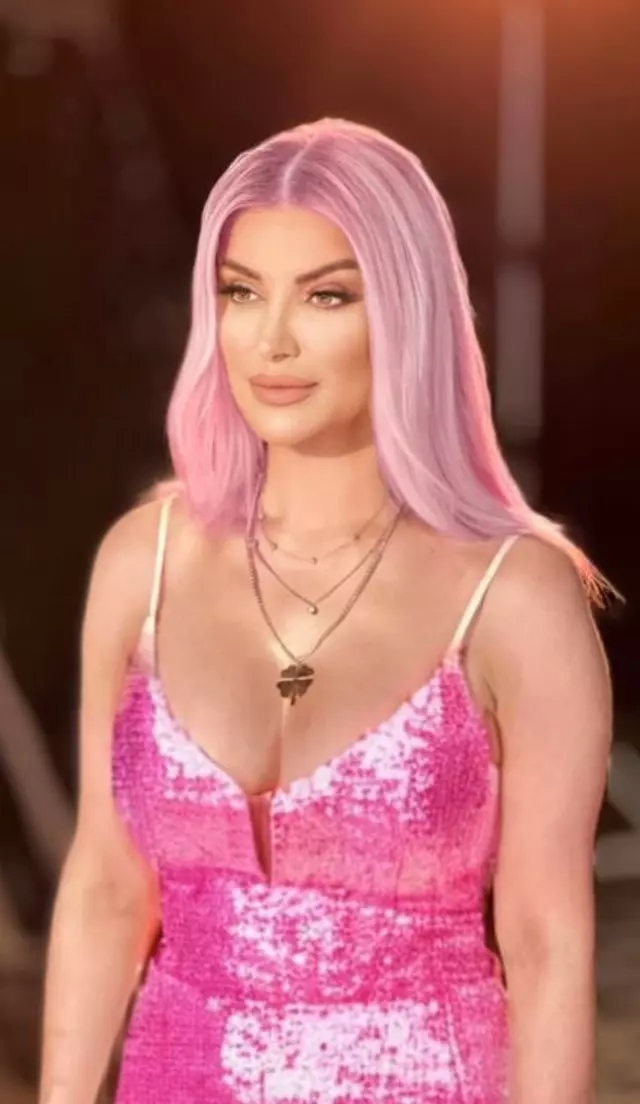 Songül Karlı, Saçlarını Pembeye Boyatarak Barbie Akımına Uydu