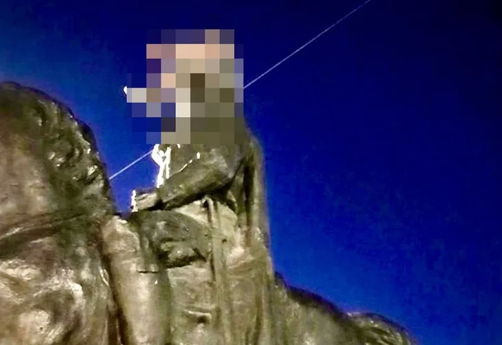 Atatürk Büstüne Çıkan Suriyeli Çocuk Yakalandı