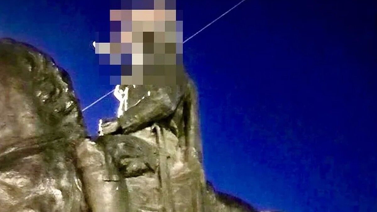 Atatürk Büstüne Çıkan Suriyeli Çocuk Yakalandı