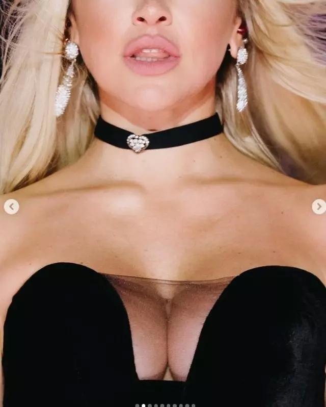 Hadise'nin Göğüs Dekoltesine Zoom Yaptığı Fotoğraf Şoke Etti!