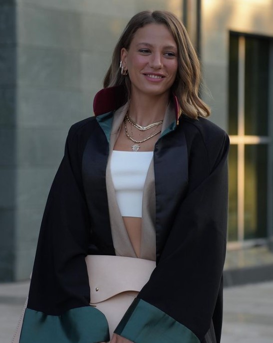 Serenay Sarıkaya'dan Netflix Dizisi İçin Cübbeli Paylaşım