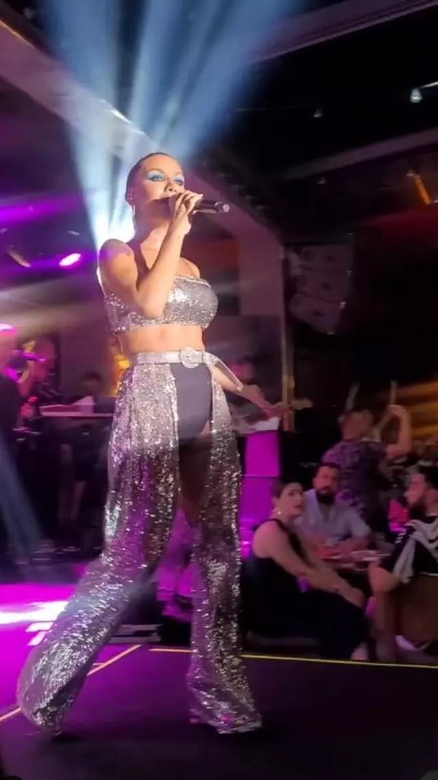 İrem Derici'nin Sahne Kostümü Olay Oldu!