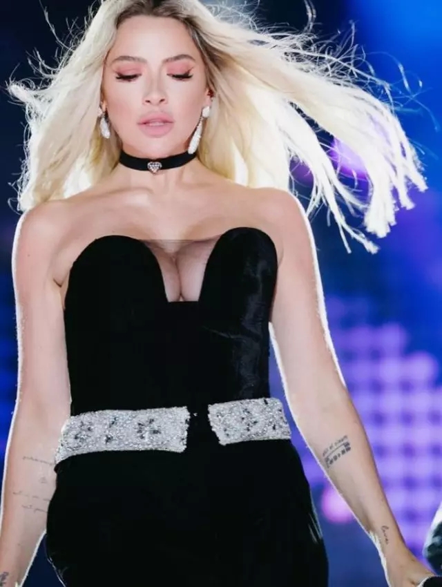 Hadise'nin Göğüs Dekoltesine Zoom Yaptığı Fotoğraf Şoke Etti!