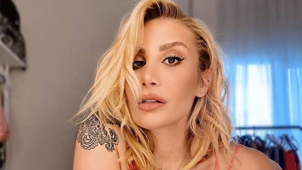 İrem Derici'nin Sahne Kostümü Olay Oldu!