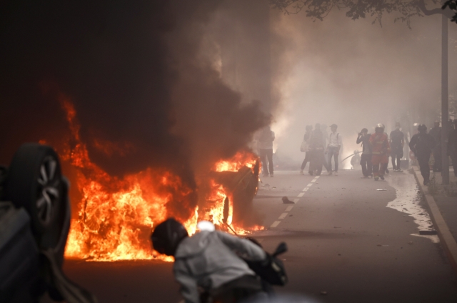 Fransa'da Protesto Olayları Büyüdü! Paris Boşaltılıyor...
