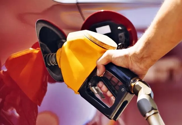 Benzine Bu Gece Yarısından İtibaren 2,11 Tl Zam!