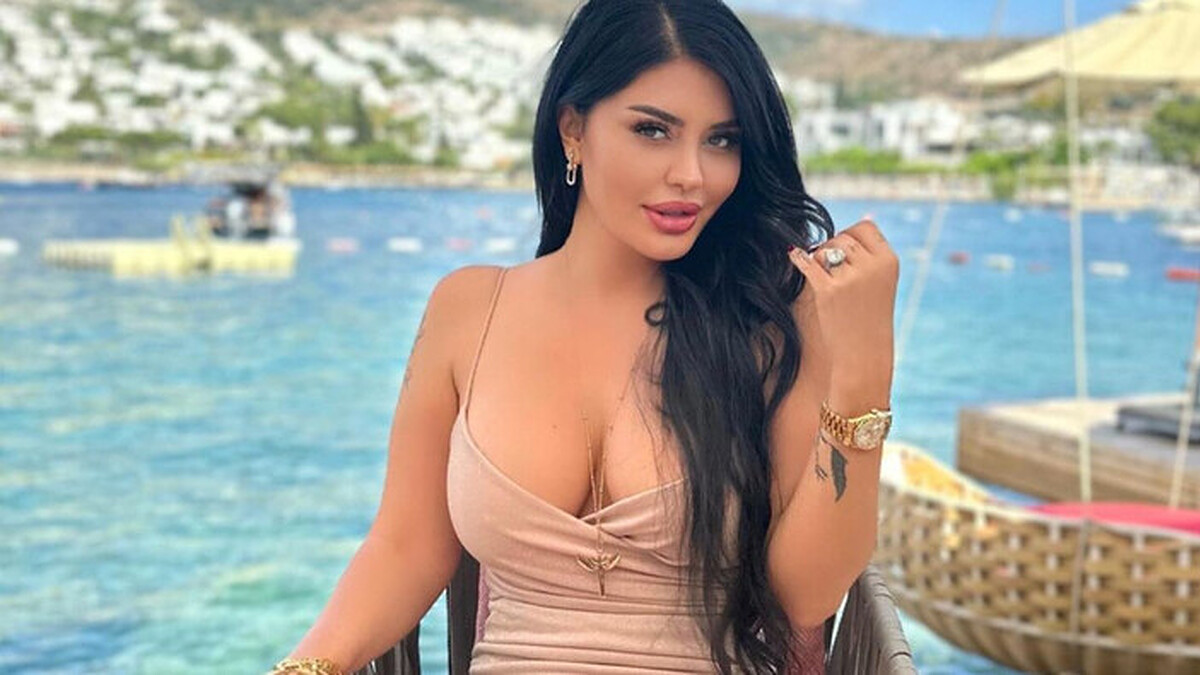 Ebru Polat, Pembe Bornozuyla Frikik Verdi