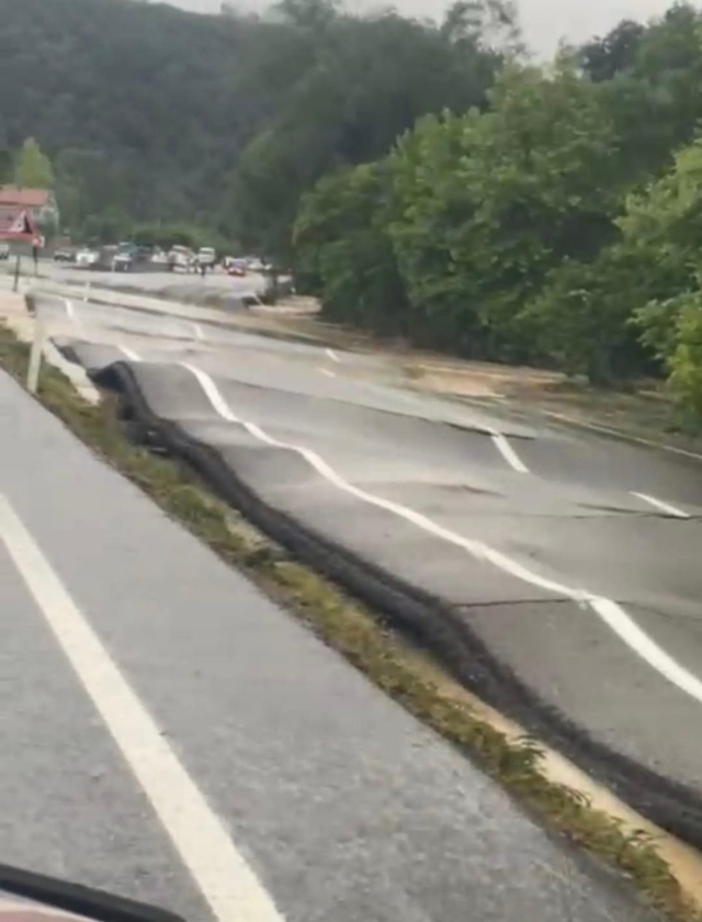 Zonguldak'ta Sel Felaketi: Yolda Deprem Gibi Çatlaklar