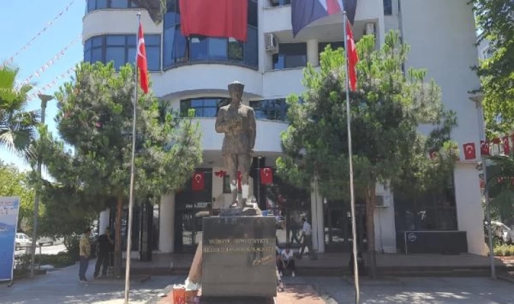 Trabzon'da Atatürk Heykeline Balyozlu Saldırı Kamerada