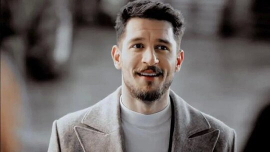 Uraz Kaygılaroğlu, Türk televizyon ve sinema sektörünün başarılı isimlerinden...