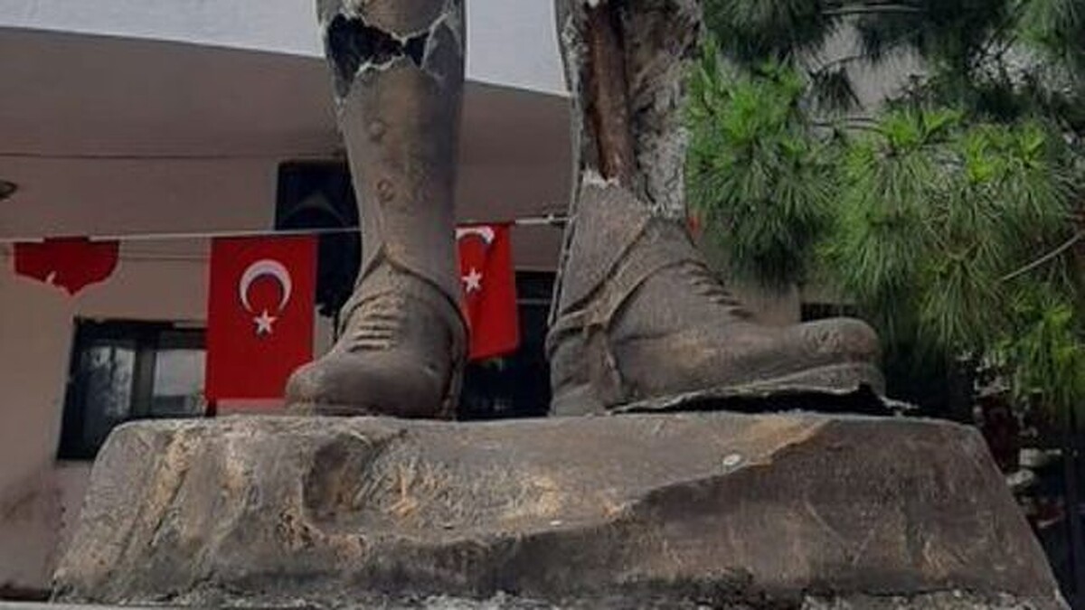 Trabzon'da Atatürk Heykeline Balyozlu Saldırı Kamerada