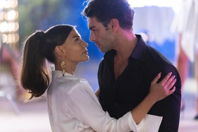 Demet Özdemir Ve Şükrü Özyıldız Karavanda Dans Etti