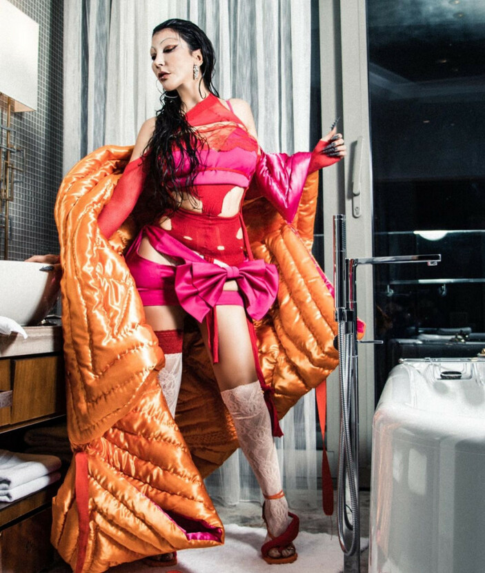 Hande Yener, Dekolteli Elbisesinin Üzerine Yorgan Giydi