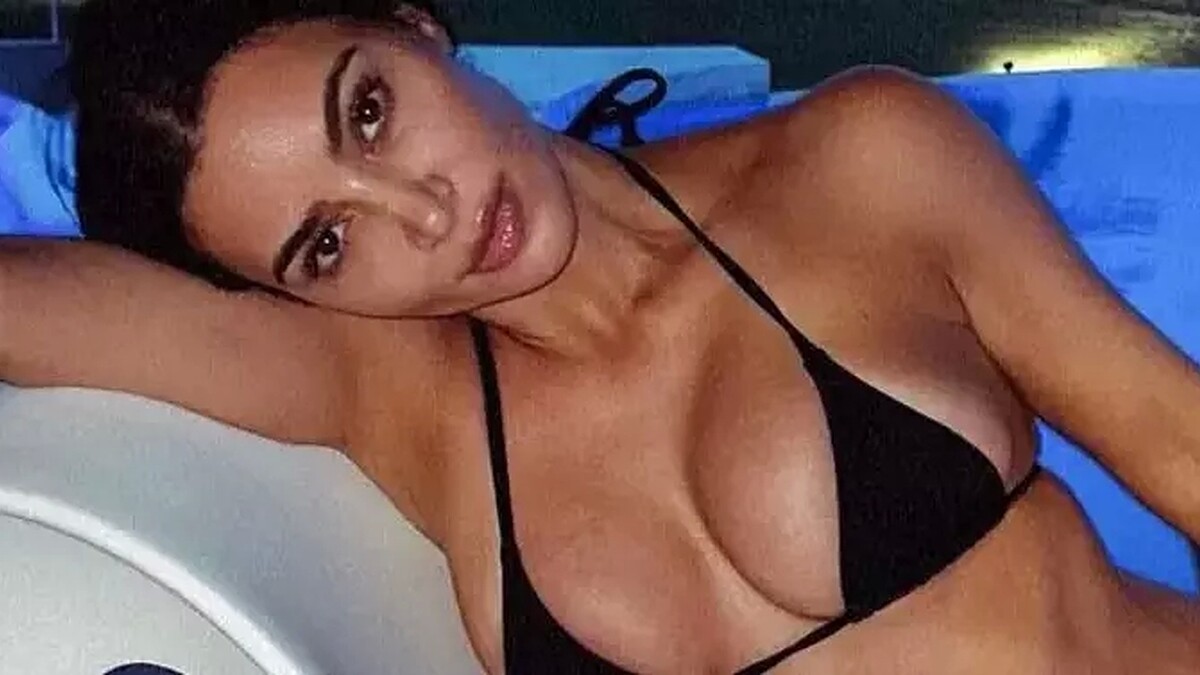 Kim Kardashian, Plajda Amuda Kalktı: Siyah Tanga Bikinisiyle Olay Yarattı
