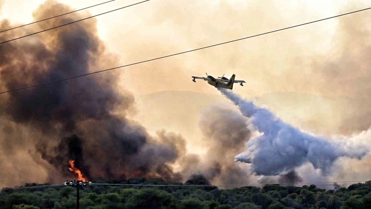 Rodos'ta Yangın Korkusu: 2 Bin Kişi Tahliye Edildi