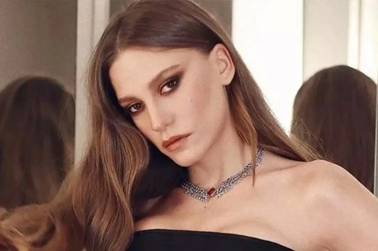 Serenay Sarıkaya'dan Netflix Dizisi İçin Cübbeli Paylaşım