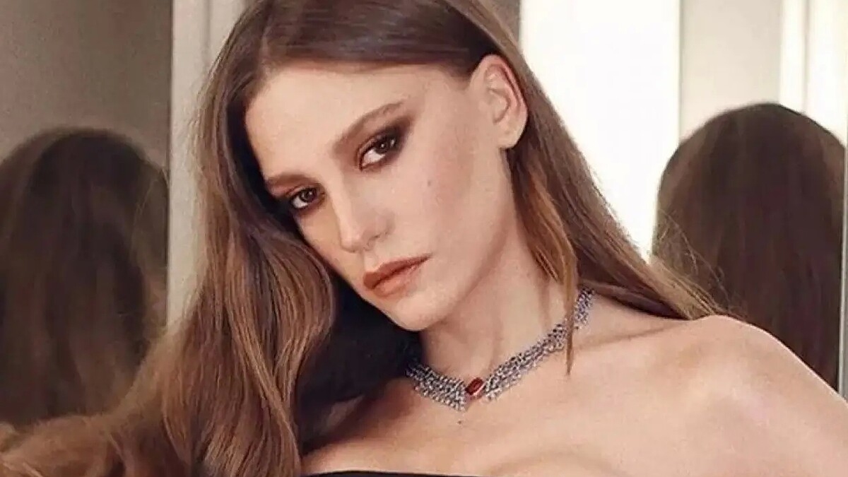 Serenay Sarıkaya'dan Netflix Dizisi İçin Cübbeli Paylaşım