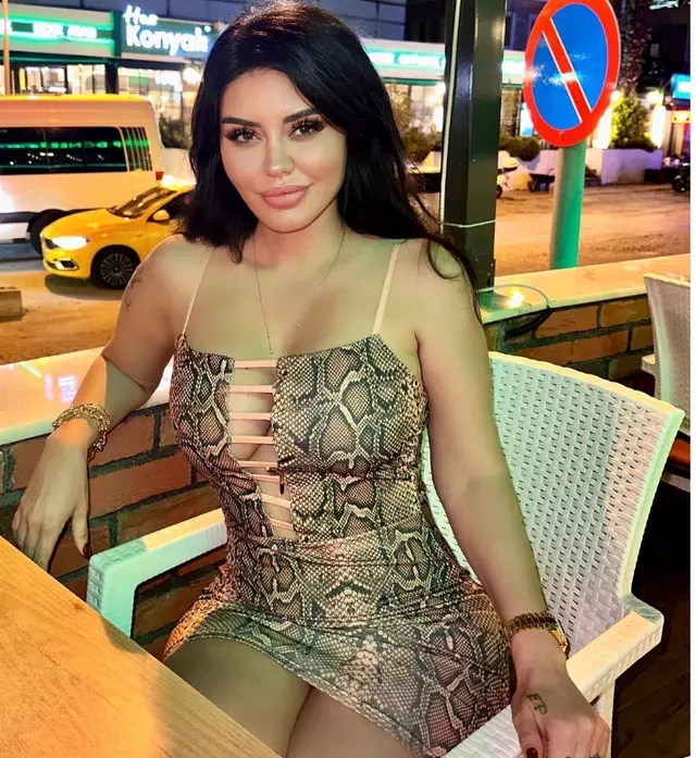 Ebru Polat, Pembe Bornozuyla Frikik Verdi