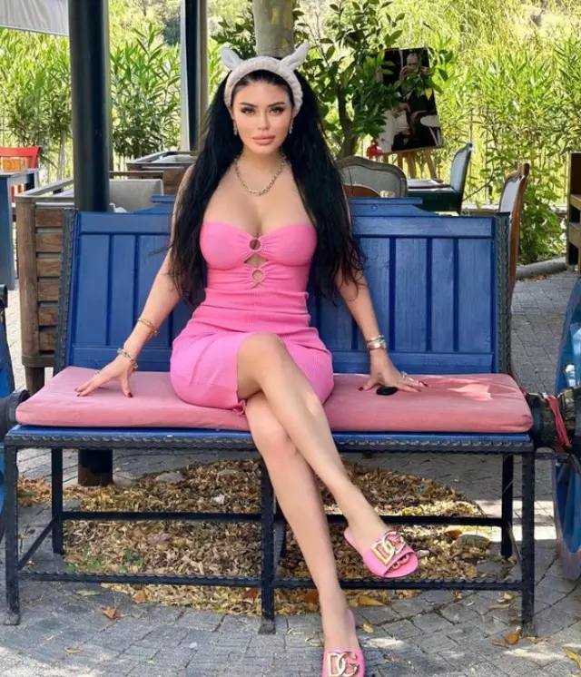 Ebru Polat, Pembe Bornozuyla Frikik Verdi