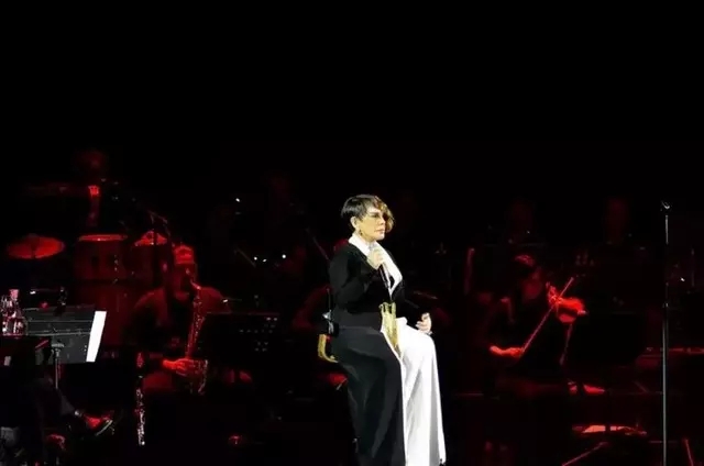 Demet Akalın'dan Sezen Aksu'ya Sahne Çağrısı!