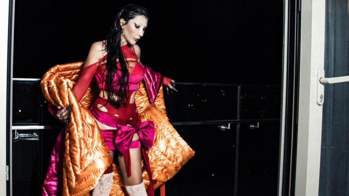 Hande Yener, Dekolteli Elbisesinin Üzerine Yorgan Giydi