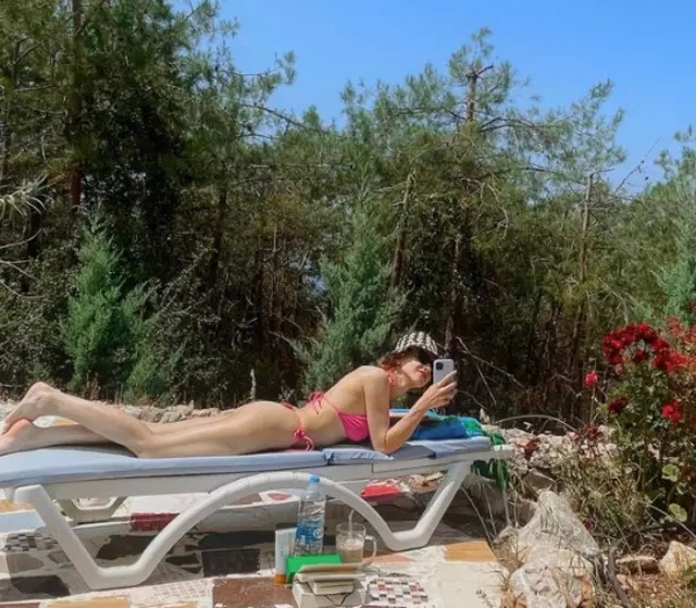 Ahsen Eroğlu'nun Bikinili Tatil Pozları Beğeni Topladı