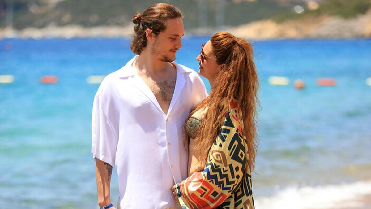 Bilge Öztürk, 22 Yaş Küçük Sevgilisiyle El Ele Poz Verdi