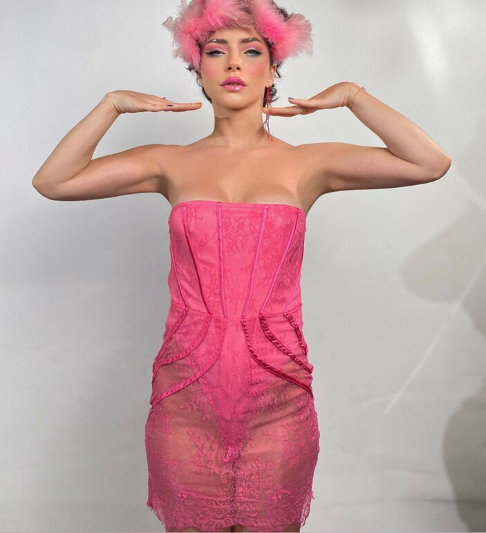 Merve Boluğur, Barbie Gibi Göründüğü Fotoğraflarıyla Olay Oldu