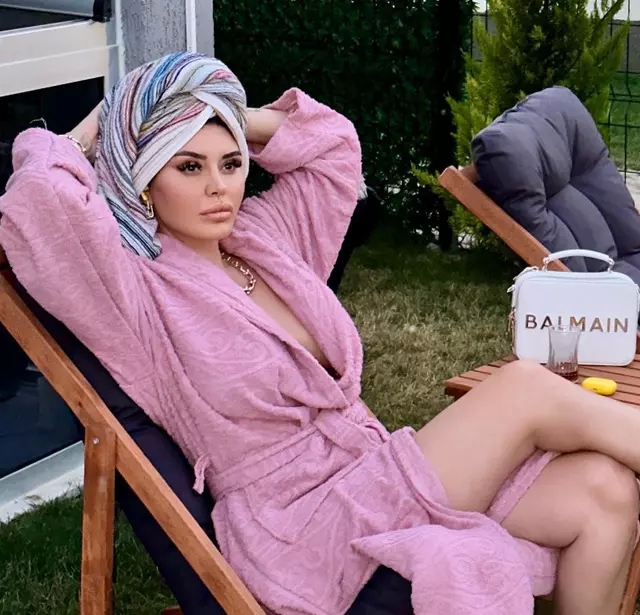 Ebru Polat, Pembe Bornozuyla Frikik Verdi