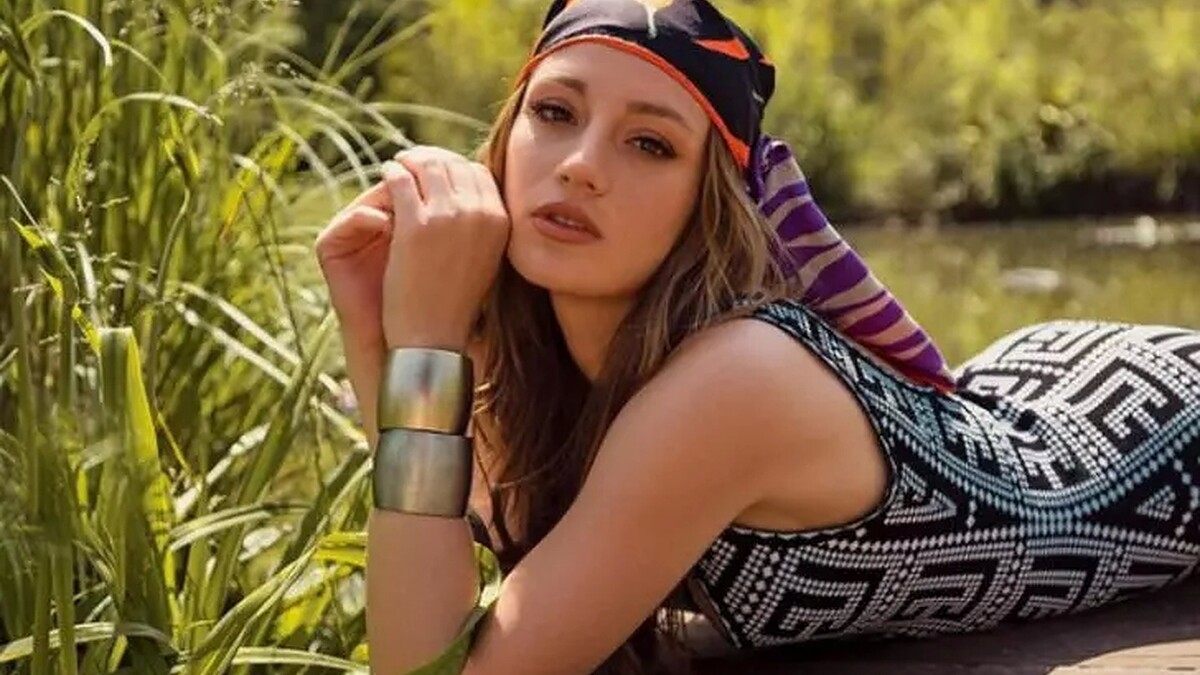 Gizem Karaca'nın Bikinili Tatil Pozları Olay Yarattı