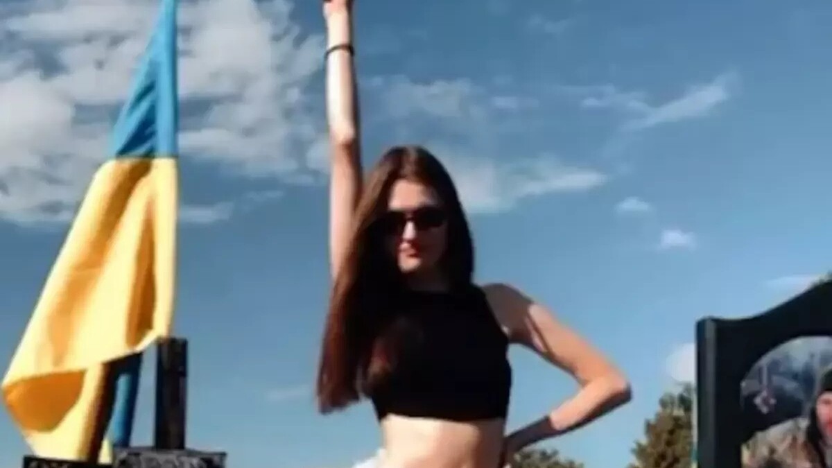 Babalarının Mezarında Twerk Dansı Yapan Kız Kardeşler