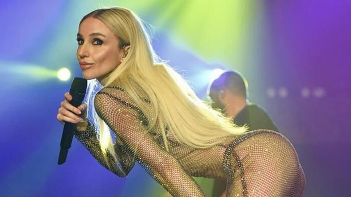 Gülşen'in Kurdeleli Sahne Kıyafeti Gündemde