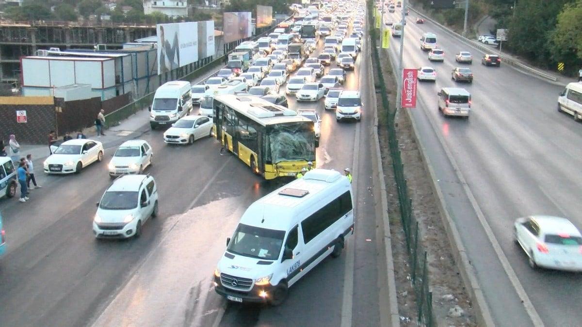 İstanbul'da İett Otobüsü Ve Servis Aracı Kaza Yaptı
