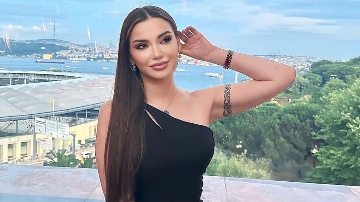 Esra Ezmeci, Tesettüre Giyip Sultan Ahmet Camii'ne Gitti!