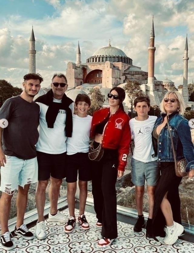 Wanda Nara, Ayasofya Camii Önünde Başını Örtüp Poz Verdi
