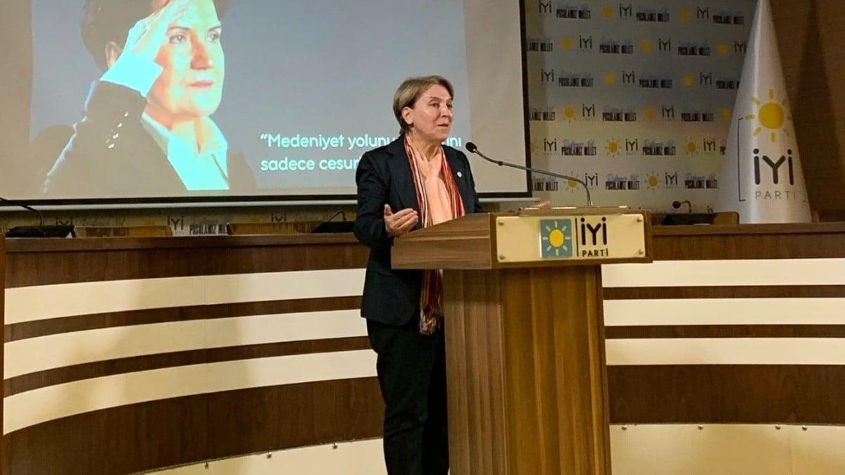 İyi Partili Ayşe Sucu, Başörtüsünü Çıkararak "Ayette Yok" Dedi!