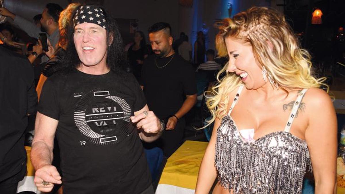 Ac/Dc Kurucusu Dave Evans İstanbul'da Dansöz Oynattı