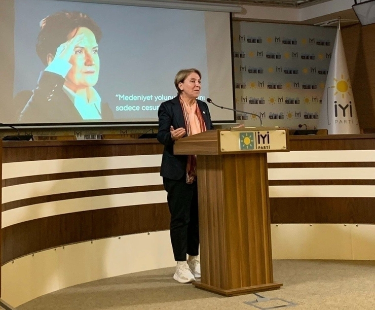 İyi Partili Ayşe Sucu, Başörtüsünü Çıkararak "Ayette Yok" Dedi!