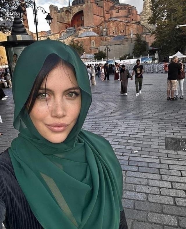 Wanda Nara, Ayasofya Camii Önünde Başını Örtüp Poz Verdi