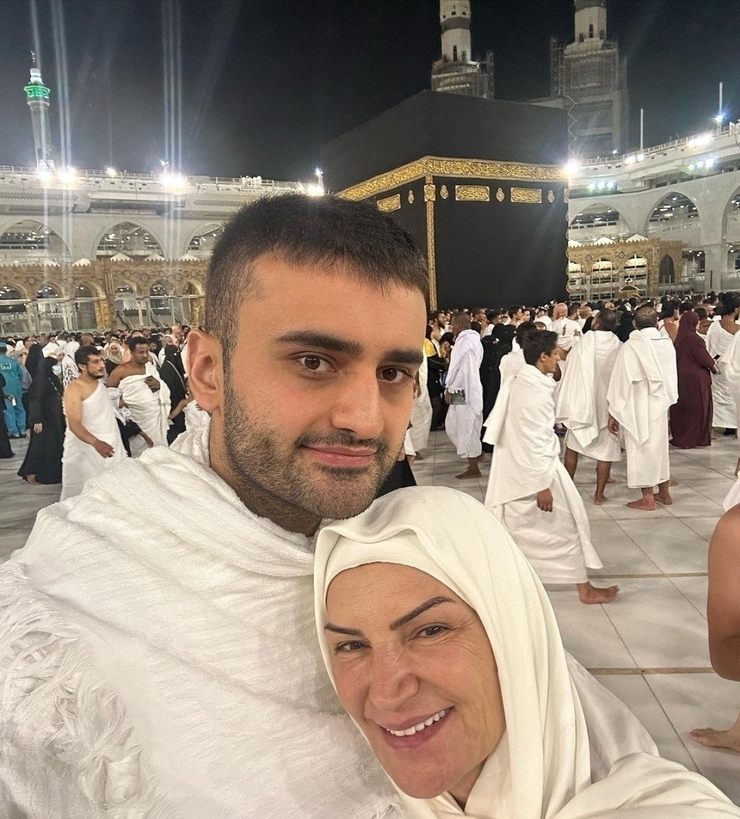 Czn Burak, Annesiyle Birlikte Umre Ziyaretini Paylaştı