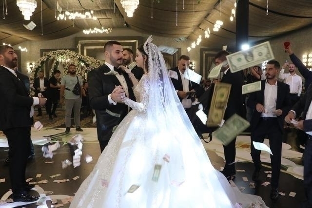 İzol Aşireti Düğünde Servet Saçtı! Dolarlar Havada Uçtu...