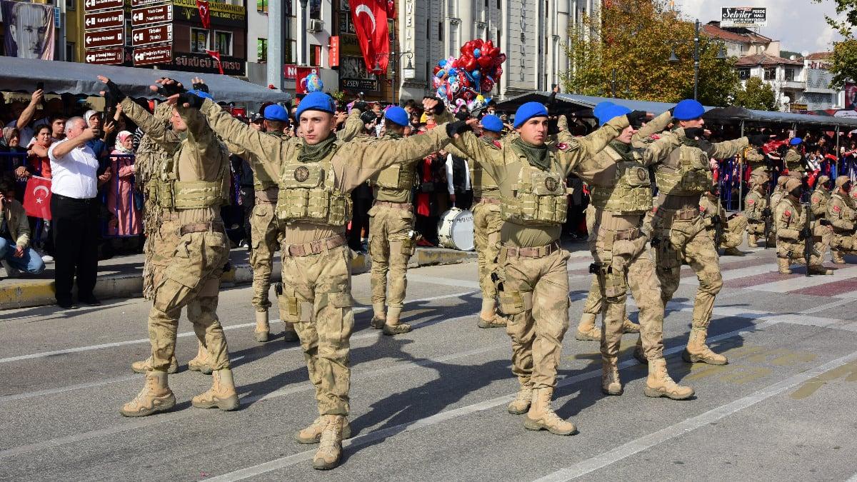 Komandolar Cumhuriyet Bayramı'nda Zeybek Oynadı!