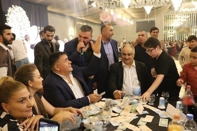 İzol Aşireti Düğünde Servet Saçtı! Dolarlar Havada Uçtu...