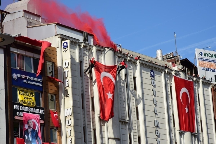 Komandolar Cumhuriyet Bayramı'nda Zeybek Oynadı!